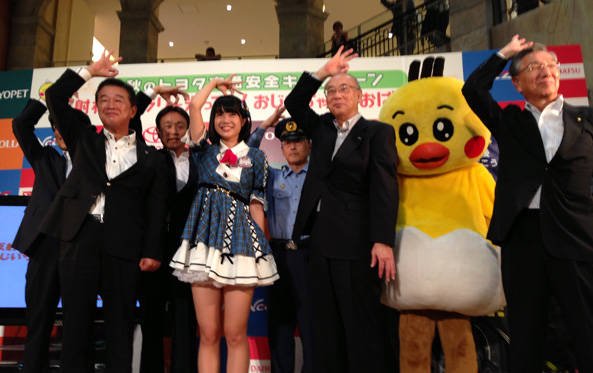 AKB48 Team8の小田えりなさん、 トヨタ交通安全キャラクターのクック、販売店社長とのフォトセッション 