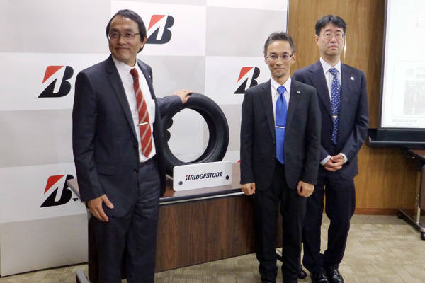 グアユールを使用した試作タイヤをプレゼンテーションした、森田浩一執行役員(中央研究所）、中山敦氏（中央研究所・ 研究第3部）、吉田裕人氏（環境企画推進部・環境戦略企画ユニットリーダー(左から）