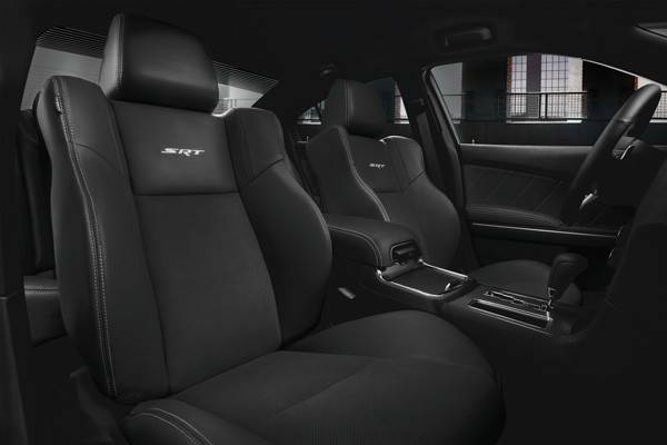 クライスラー 300 SRT8のシート