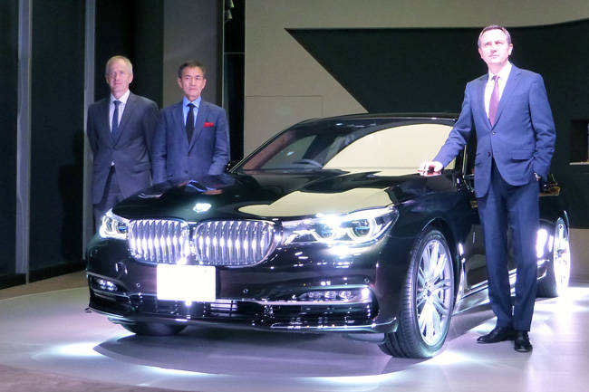 新型7シリーズのプレゼンテーションを行った、左からルッツ・ロールハルトBMWディベロップメント本部長、永島譲二氏、ペーター・クロンシュナーブル社長