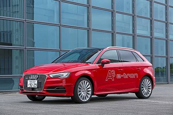 アウディA3 etron 発表会 001