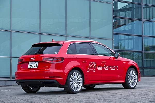 アウディA3 etron 発表会 002