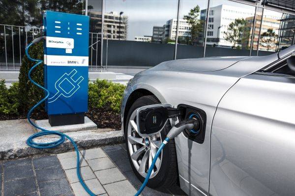 BMW 東京モーターショー　F45 Plug-in-Hybrid 