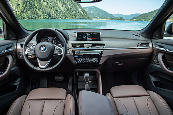 BMW 東京モーターショー　X1