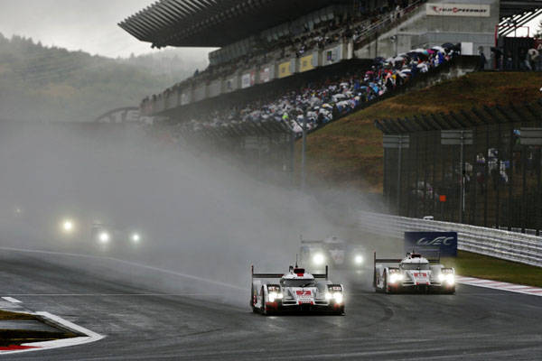 レース序盤でトラブルに見舞われたポルシェを尻目に、優位にレースを進めたアウディ