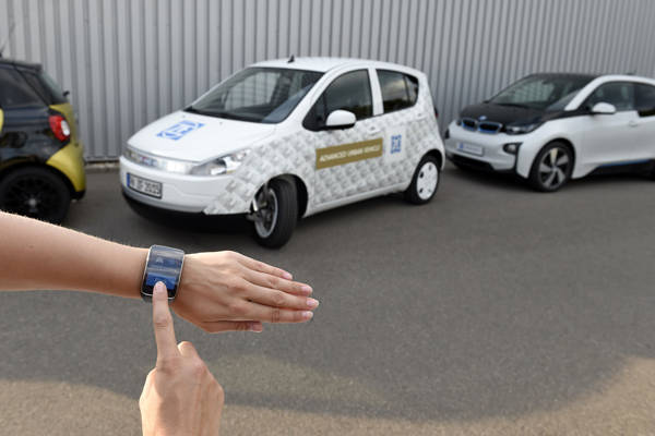 都市型の電気自動車「アドバンスト・アーバン・ビークル（AUV）」。大切れ角のステアリング、リモード駐車、半自動運転の技術を満載