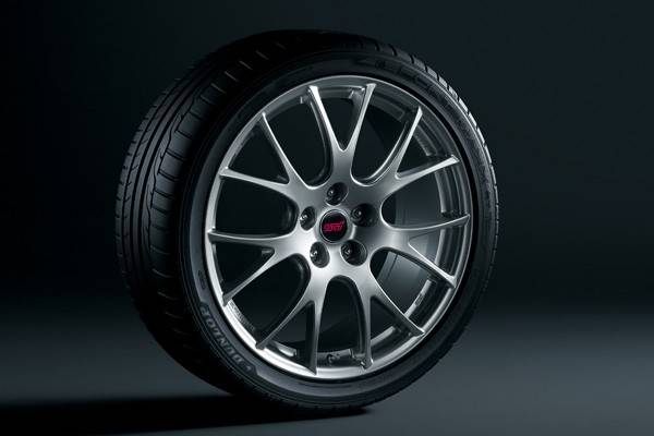STI製BBS19インチ鍛造アルミホイール＆専用255/35R19タイヤ。
