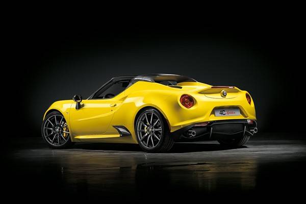 ソフトトップは手動で開閉。