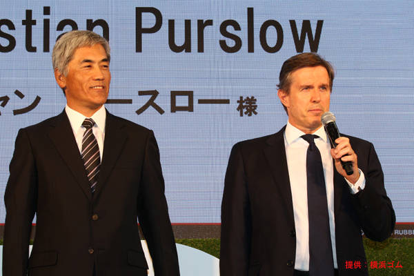 発表会に登壇した横浜ゴムの野地彦旬社長(左）、クリスチャン・パースロー氏(チェルシー･マネージング部長）
