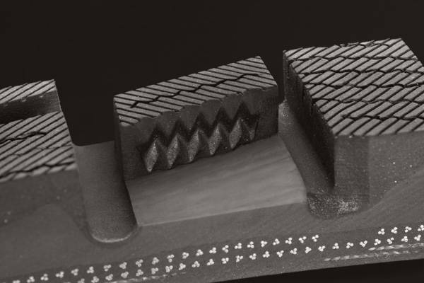 トレッド部のブロックの倒れを抑制する「トリプルピラミッド」