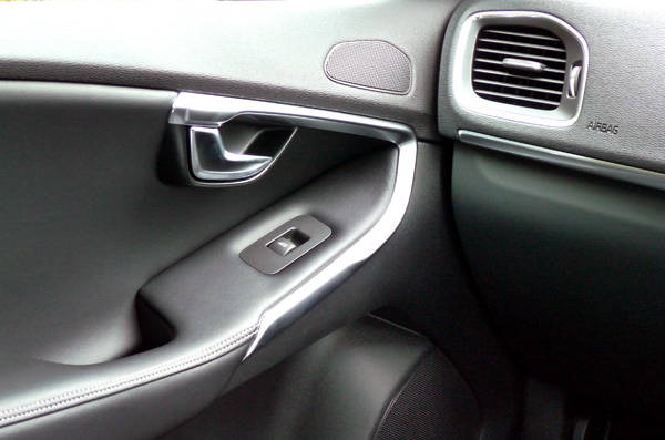 V40 D4 R-DESIGN  試乗