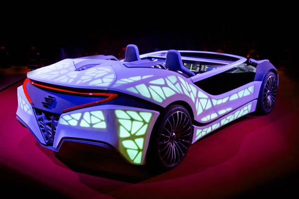 ボッシュのコネクテッド･コンセプトとドライバーと新たなクルマとのインターフェースを装備したデモカー