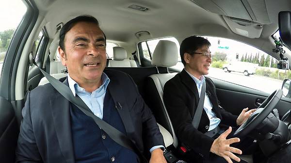 ルノー・日産アライアンスのカルロス・ゴーン会長兼CEO（左）