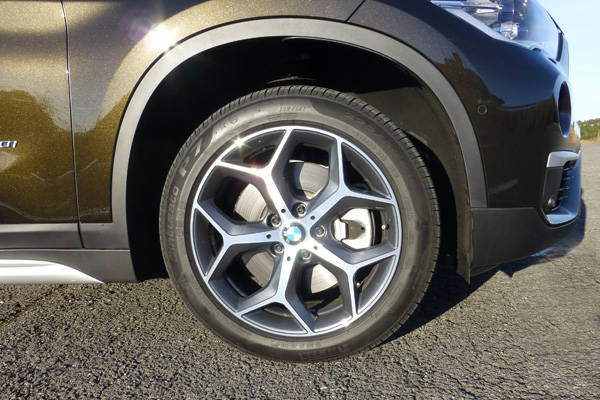 タイヤはランフラットの225/50R18（ピレリP7)