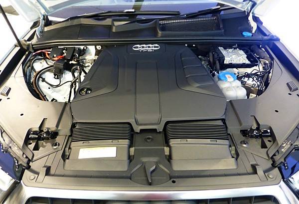 333ps/440Nmを発揮するV型6気筒エンジン。プラグインハイブリッドの導入も予定