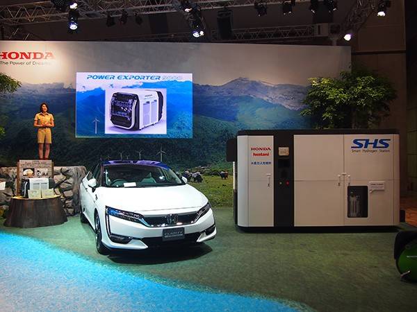 ホンダ燃料電池車クラリティ。これも自動車資本主義の賭けである