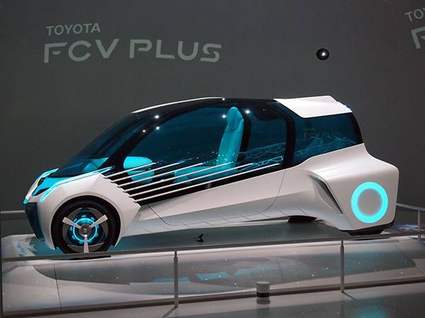 トヨタの燃料電池車FCV PLUS
