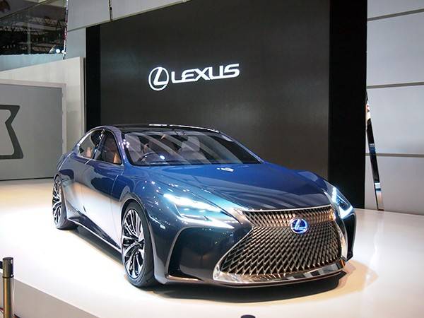 トヨタの燃料電池車レクサスFCV。トヨタは重厚長大型自動車資本主義にこだわりをみせる
