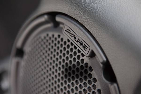 サブウーハー付きのアルパイン製プレミアム6スピーカーを装備