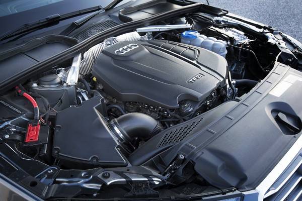 搭載エンジンは2.0L直列4気筒ターボのみだが、パワー違いで2つの仕様を用意