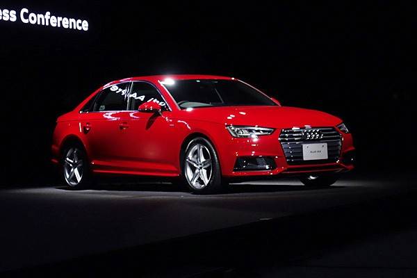 新型A4発表会会場より。鮮やかなレッドのA4が用意された