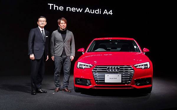フォトセッションにはアウディジャパン社長の斉藤徹氏とプロスキーヤーの皆川賢太郎氏が並んだ。