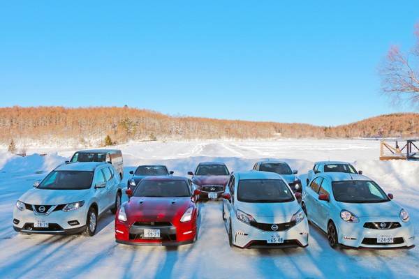 4WDのエクストレイルからFF小型車のマーチまで様々なタイプの試乗車が用意された
