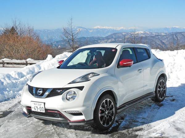 ジュークニスモは標準車よりもハードなサスペンションを装着