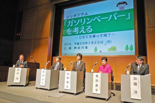 各界の著名人によるパネルディスカッションの司会はモータージャーナリストの舘内 端氏