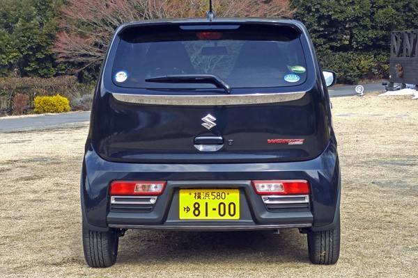 リヤビューも光物パーツで引き締まる。コンビランプのデザインはターボRSと異なる
