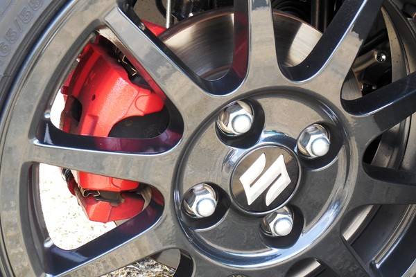 ブレーキキャリパーはスポーティさを演出するレッド塗装が施される