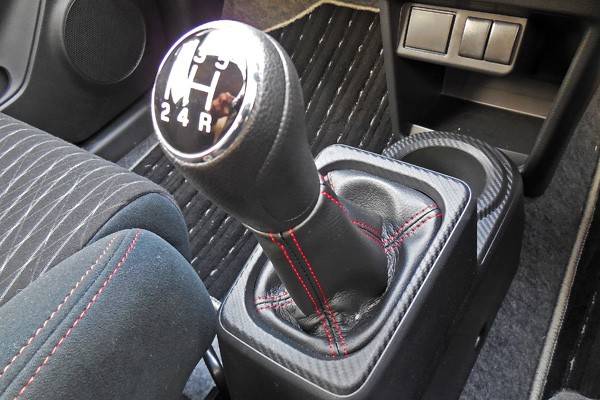 トランスミッションがワークスの見所。クロスレシオ、ショートストローク、ダブルコーンシンクロなど、走り好きの琴線に触れるキーワードが満載だ