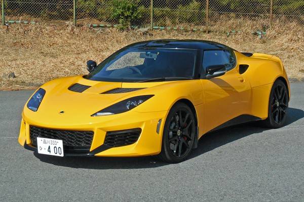 大きなエアインテークが備わったバンパーなど、顔つきも変わった新型エヴォーラ400