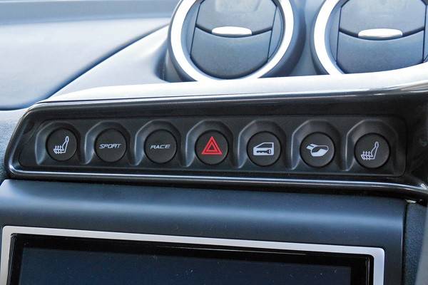 ドライブモードの切り替えスイッチなどはセンターコンソール上部に配置