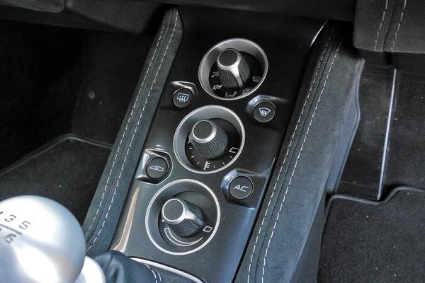 空調関係のダイヤルスイッチはシフトレバー前方に。デザインは一新されている
