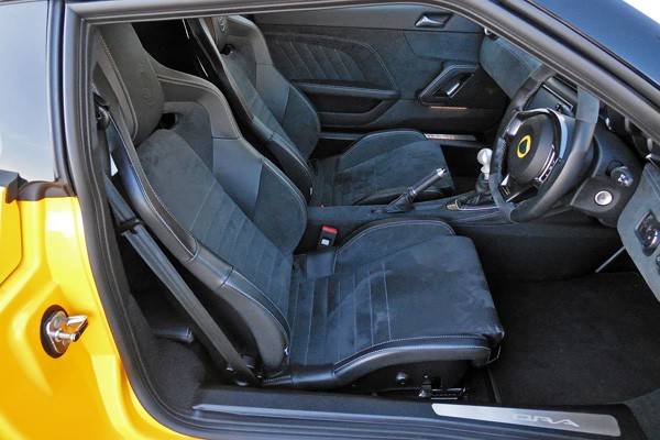 フロントシートも刷新され、1脚で3kgの軽量化。試乗車はアルカンターラとレザーのコンビ