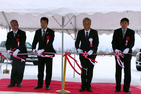 オープンのテープカットを行う野地横浜ゴム社長（右から2人目）と西川旭川市長（同3人目）