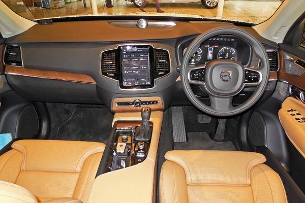 タブレットサイズの大型タッチスクリーン式センターディスプレイが目を引きます