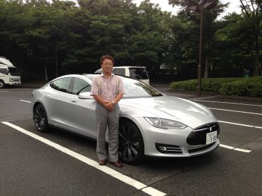 テスラSと舘内端