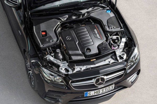 AMG CLS 53 4MATIC+のエンジンルーム