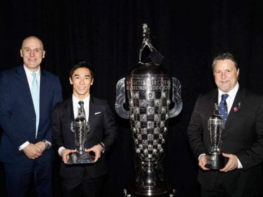 ボルグワーナー 2017年インディ500覇者の佐藤琢磨選手に「ベイビーボルグ」を贈呈