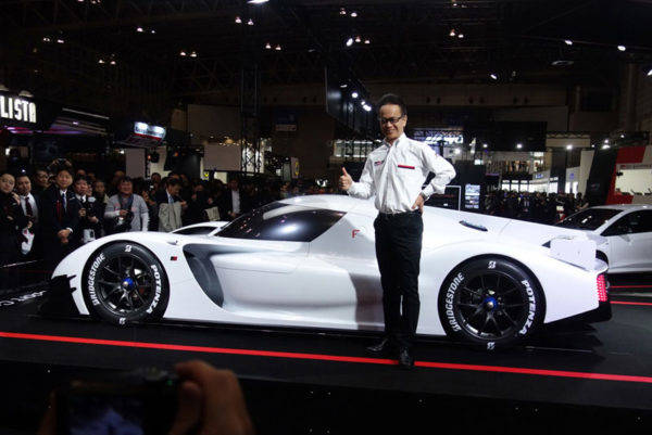 GAZOOレーシングカンパニーの友山茂樹副プレジデントと「GRスーパースポーツコンセプト」