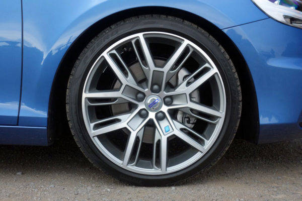 V40限定車 D4 R-DESIGN チューンドby ポールスター 試乗 タイヤ ピレリ P−ZERO