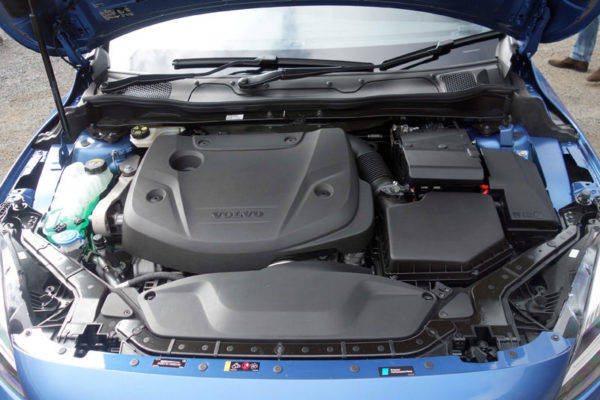 V40限定車 D4 R-DESIGN チューンドby ポールスター 試乗 エンジンルーム