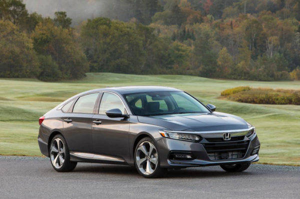 ホンダ　アコード　2018 North American Car of the Year受賞　フロントイメージ