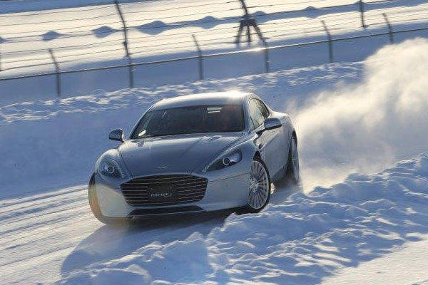 アストンマーチン　ON ICEプログラムを実施　ドリフト風景