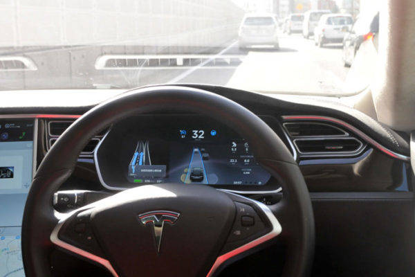 テスラ・モデルS　オートパイロット走行　走行イメージ