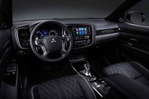 三菱　アウトランダーPHEV2019モデル　コックピット