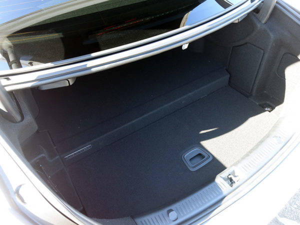 メルセデス・ベンツ　E350e　試乗　E350eAVANGARED SPORTS トランクスペース