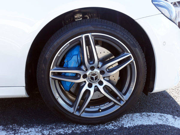メルセデス・ベンツ　E350e　試乗　E350eAVANGARED SPORTS ホイール　ランフラットタイヤ　対向ピストンブレーキキャリパー